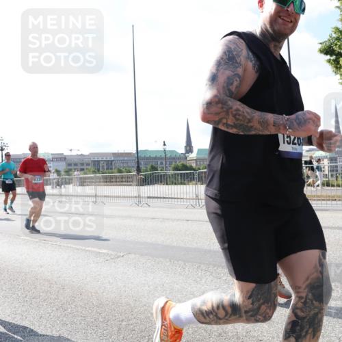 29.06.2025 - hella hamburg halbmarathon Lena Gebhardt http://msf.ph/oto/8310095 29.06.2025 09:59:47 Lombardsbrücke 14605, 16609, 1520, 1006, 1125, 1319, 1334, 1366, 1595, 1642, 1834, 1914, 1955, 2282, 2348, 2364, 2391, 2432, 2582, 2584, 2630, 2676, 2677, 2910, 3112, 3279, 3668, 3836, 4013, 4231, 4426, 4772, 4837, 5015, 5134, 5277, 5299, 5341, 5465, 5866, 6174, 6201, 6202, 6414, 6415, 6416, 6462, 6587, 7037, 7395, 7833, 8330, 8520, 8542, 8652, 8846, 8929, 9142, 9488, 9903, 9907, 9922, 9984, 10020, 10031, 11039, 11568, 11844 meine-sportfotos.de