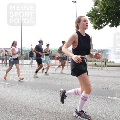 29.06.2025 - hella hamburg halbmarathon Lena Gebhardt http://msf.ph/oto/8310134 29.06.2025 10:37:15 Lombardsbrücke 18578, 6584, 1022, 1118, 1253, 1276, 1337, 1339, 1488, 1490, 1597, 1819, 1952, 1954, 2016, 2031, 2072, 2104, 2272, 2480, 2486, 2552, 2640, 3127, 3165, 3714, 3873, 3895, 4097, 4347, 4733, 4996, 5146, 5171, 5186, 5224, 5538, 5560, 5640, 5786, 5789, 5790, 5940, 6172, 6359, 6584, 6804, 6821, 6955, 7085, 7202, 7235, 7544, 7707, 7773, 7777, 7823, 8007, 8257, 8258, 8315, 8758, 8811, 8843, 8936, 8937, 9054, 9055, 9295, 9524 meine-sportfotos.de