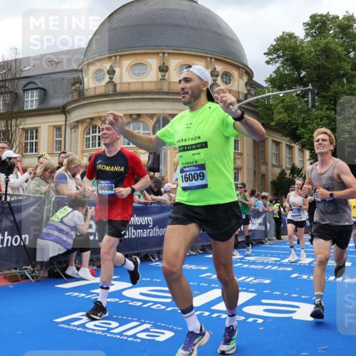 29.06.2025 - hella hamburg halbmarathon Strokosch-Dieckow http://msf.ph/oto/8310227 29.06.2025 10:56:52 Ziel 1955, 2282, 2378, 2741, 2759, 3836, 5033, 5418, 6835, 7716, 8669, 8825, 11043, 11212, 11638, 13816, 14461, 14678, 15097, 16008, 16009, 16470, 16620, 16679, 17133 meine-sportfotos.de
