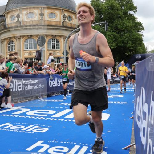 29.06.2025 - hella hamburg halbmarathon Strokosch-Dieckow http://msf.ph/oto/8310287 29.06.2025 10:56:52 Ziel 1955, 2282, 2378, 2741, 2759, 3836, 5033, 5418, 6835, 7716, 8669, 8825, 11043, 11212, 11638, 13816, 14461, 14678, 15097, 16008, 16009, 16470, 16620, 16679, 17133 meine-sportfotos.de