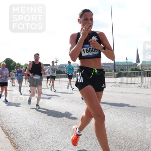 29.06.2025 - hella hamburg halbmarathon Lena Gebhardt http://msf.ph/oto/8310324 29.06.2025 09:59:47 Lombardsbrücke 10031, 13589, 5277, 14605, 1660, 1006, 1125, 1319, 1334, 1366, 1595, 1642, 1834, 1914, 1955, 2282, 2348, 2364, 2391, 2432, 2582, 2584, 2630, 2676, 2677, 2910, 3112, 3279, 3668, 3836, 4013, 4231, 4426, 4772, 4837, 5015, 5134, 5277, 5299, 5341, 5465, 5866, 6174, 6201, 6202, 6414, 6415, 6416, 6462, 6587, 7037, 7395, 7833, 8330, 8520, 8542, 8652, 8846, 8929, 9142, 9488, 9903, 9907, 9922, 9984, 10020, 10031, 11039, 11568, 11844 meine-sportfotos.de
