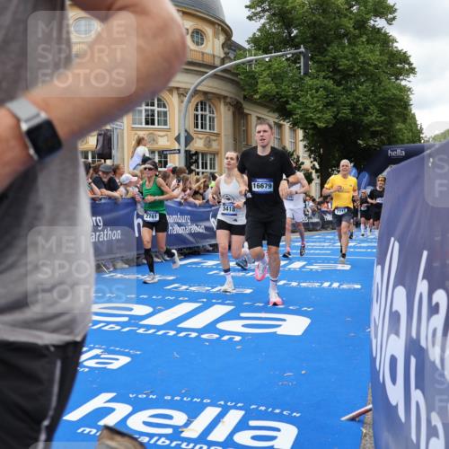 29.06.2025 - hella hamburg halbmarathon Strokosch-Dieckow http://msf.ph/oto/8310337 29.06.2025 10:56:53 Ziel 1955, 2282, 2378, 2741, 2759, 3836, 4299, 5033, 5418, 6835, 7716, 8669, 11043, 11212, 11638, 13816, 14678, 15097, 16008, 16009, 16470, 16620, 16679, 17133, 19091 meine-sportfotos.de