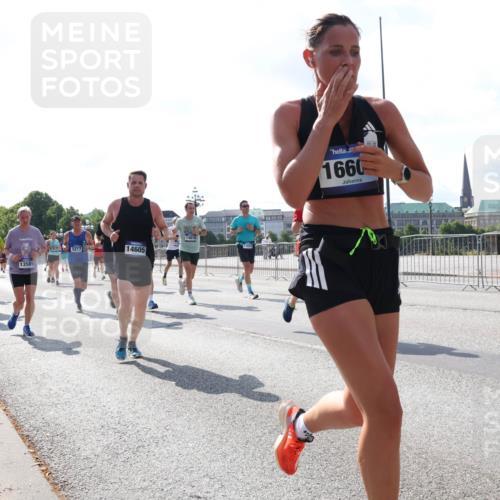 29.06.2025 - hella hamburg halbmarathon Lena Gebhardt http://msf.ph/oto/8310375 29.06.2025 09:59:47 Lombardsbrücke 10031, 13589, 5277, 14605, 14818, 1660, 1006, 1125, 1319, 1334, 1366, 1595, 1642, 1834, 1914, 1955, 2282, 2348, 2364, 2391, 2432, 2582, 2584, 2630, 2676, 2677, 2910, 3112, 3279, 3668, 3836, 4013, 4231, 4426, 4772, 4837, 5015, 5134, 5277, 5299, 5341, 5465, 5866, 6174, 6201, 6202, 6414, 6415, 6416, 6462, 6587, 7037, 7395, 7833, 8330, 8520, 8542, 8652, 8846, 8929, 9142, 9488, 9903, 9907, 9922, 9984, 10020, 10031, 11039, 11568, 11844 meine-sportfotos.de