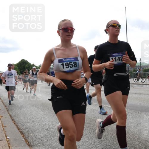 29.06.2025 - hella hamburg halbmarathon Lena Gebhardt http://msf.ph/oto/8310417 29.06.2025 10:21:57 Lombardsbrücke 6805, 1958, 142, 1003, 1072, 1158, 1191, 1250, 1294, 1419, 1668, 1958, 1963, 2009, 2063, 2172, 2315, 2353, 2514, 2529, 2744, 3050, 3172, 3458, 3606, 3768, 3770, 3825, 3826, 3995, 4046, 4289, 4366, 4375, 4376, 4697, 5122, 5412, 5641, 5759, 5957, 6086, 6103, 6475, 6676, 6805, 6881, 6977, 7075, 7162, 7612, 7672, 8286, 8431, 8715, 8860, 8884, 8896, 8954, 8959, 9002, 9062, 9369, 9483, 9499, 9532, 10374, 10874 meine-sportfotos.de