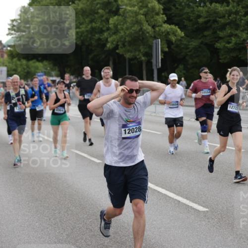 29.06.2025 - hella hamburg halbmarathon Jannik Wohlers http://msf.ph/oto/8310418 29.06.2025 10:38:27 Lombardsbrücke 56, 1232, 1390, 1451, 2524, 2534, 2693, 3307, 3726, 3927, 4257, 4259, 4260, 4316, 4320, 4964, 5913, 6062, 6875, 7263, 7849, 8367, 8583, 8747, 8783, 9455, 9708, 10554, 10604, 11059, 11635, 12028, 12072, 12075, 12722, 13060, 14557, 14558, 14856, 15755, 16181, 16346, 16388, 17333, 18050, 18504 meine-sportfotos.de