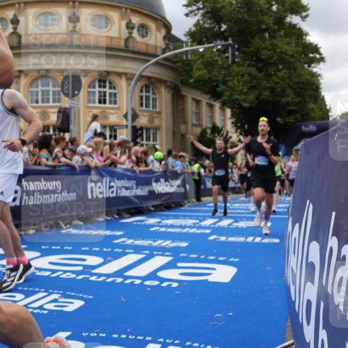 29.06.2025 - hella hamburg halbmarathon Strokosch-Dieckow http://msf.ph/oto/8310594 29.06.2025 10:56:55 Ziel 1485, 1955, 2282, 2741, 2759, 4299, 5033, 5418, 6835, 7716, 8669, 11043, 11143, 11212, 11638, 13816, 14678, 15097, 16008, 16009, 16470, 16620, 16679, 18719, 19091 meine-sportfotos.de