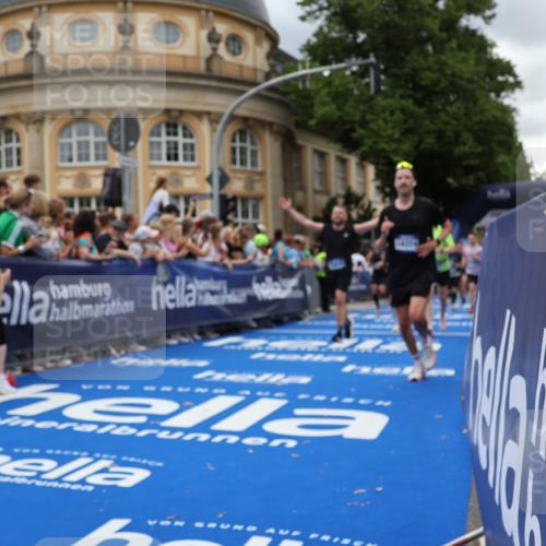 29.06.2025 - hella hamburg halbmarathon Strokosch-Dieckow http://msf.ph/oto/8310624 29.06.2025 10:56:56 Ziel 1485, 1955, 2282, 2741, 2759, 4299, 5033, 5418, 6835, 7716, 8669, 11043, 11143, 11212, 11638, 14678, 15097, 16470, 16620, 16679, 16909, 18719, 19091 meine-sportfotos.de