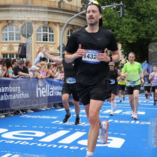 29.06.2025 - hella hamburg halbmarathon Strokosch-Dieckow http://msf.ph/oto/8310690 29.06.2025 10:56:57 Ziel 1485, 1955, 2282, 2741, 2759, 4299, 5033, 5418, 6835, 7716, 8669, 11043, 11143, 11212, 11638, 13691, 14408, 14678, 15097, 16470, 16620, 16679, 16909, 18719, 19091 meine-sportfotos.de