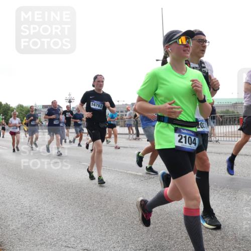 29.06.2025 - hella hamburg halbmarathon Lena Gebhardt http://msf.ph/oto/8310694 29.06.2025 10:37:17 Lombardsbrücke 17388, 5560, 16782, 2031, 2104, 1022, 1118, 1253, 1276, 1337, 1339, 1488, 1490, 1597, 1819, 1952, 1954, 2016, 2031, 2072, 2104, 2272, 2480, 2486, 2552, 2640, 3127, 3165, 3633, 3714, 3873, 3895, 4097, 4347, 4733, 4996, 5146, 5171, 5186, 5224, 5538, 5560, 5640, 5786, 5789, 5790, 5940, 6172, 6359, 6584, 6804, 6821, 6955, 7085, 7124, 7202, 7235, 7544, 7707, 7773, 7777, 7823, 8007, 8257, 8258, 8315, 8758, 8811, 8843, 8936, 8937, 9054, 9055, 9295, 9524 meine-sportfotos.de