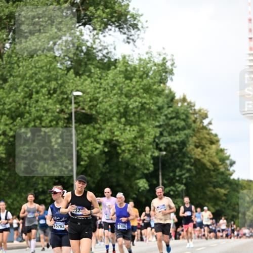 29.06.2025 - hella hamburg halbmarathon Dr. Thomas Lammeyer http://msf.ph/oto/8310749 29.06.2025 10:38:26 Kennedybrücke 1025, 1705, 1764, 1787, 2038, 2276, 2464, 2496, 2510, 2511, 2933, 3145, 3829, 4445, 4479, 4540, 4942, 5096, 5566, 5569, 5609, 5691, 6034, 6109, 6574, 6718, 6727, 6843, 7324, 7329, 7644, 8202, 8277, 8282, 9094, 9514, 10007, 10071, 10561, 10564, 11122, 11338, 11432 meine-sportfotos.de