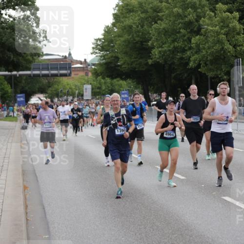 29.06.2025 - hella hamburg halbmarathon Jannik Wohlers http://msf.ph/oto/8310750 29.06.2025 10:38:28 Lombardsbrücke 56, 1232, 1390, 1451, 2524, 2534, 2693, 3307, 3927, 4257, 4259, 4260, 4320, 4964, 5913, 6062, 7263, 7849, 8367, 8583, 8747, 8783, 9455, 9708, 10554, 10604, 11059, 12028, 12072, 12722, 13060, 14557, 14558, 14856, 15755, 16181, 16346, 16388, 17333, 18050, 18504 meine-sportfotos.de
