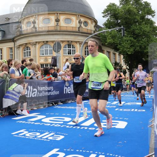 29.06.2025 - hella hamburg halbmarathon Strokosch-Dieckow http://msf.ph/oto/8310772 29.06.2025 10:56:58 Ziel 1485, 1955, 2282, 2741, 2759, 4299, 5033, 5418, 6835, 7716, 8669, 11043, 11143, 11212, 11638, 13691, 14408, 14588, 14678, 15097, 16470, 16620, 16909, 17617, 18719, 19091 meine-sportfotos.de