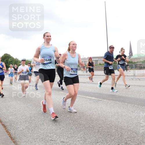 29.06.2025 - hella hamburg halbmarathon Lena Gebhardt http://msf.ph/oto/8310776 29.06.2025 10:56:27 Lombardsbrücke 15103, 18798, 12295, 7649, 9953, 17673, 9948, 1047, 1113, 1738, 1909, 2095, 2143, 2307, 2793, 2887, 2915, 2991, 3257, 3268, 3438, 3520, 3614, 3675, 3676, 3953, 3987, 4083, 4354, 4473, 4773, 4836, 5237, 5306, 5438, 5580, 5693, 5757, 5911, 5994, 6348, 6349, 6494, 6690, 6968, 7025, 7028, 7090, 7307, 7616, 7711, 8005, 8108, 8305, 8517, 8606, 8766, 8939, 8943, 9172, 9210, 9383, 9435, 9606, 9838, 9910, 9948, 9953, 10555, 10569, 10571, 10640, 10740, 10784, 10987 meine-sportfotos.de