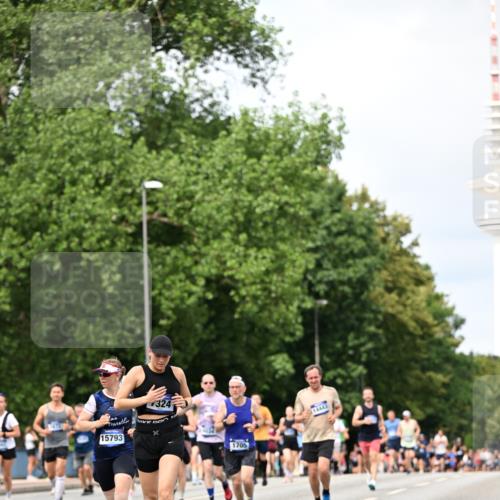 29.06.2025 - hella hamburg halbmarathon Dr. Thomas Lammeyer http://msf.ph/oto/8310791 29.06.2025 10:38:26 Kennedybrücke 1025, 1705, 1764, 1787, 2038, 2276, 2464, 2496, 2510, 2511, 2933, 3145, 3829, 4445, 4479, 4540, 4942, 5096, 5566, 5569, 5609, 5691, 6034, 6109, 6574, 6718, 6727, 6843, 7324, 7329, 7644, 8202, 8277, 8282, 9094, 9514, 10007, 10071, 10561, 10564, 11122, 11338, 11432 meine-sportfotos.de