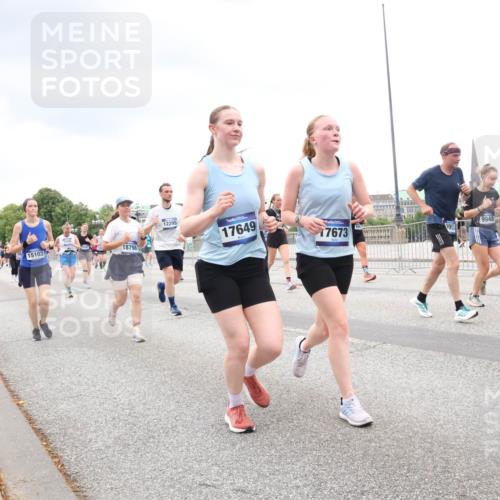 29.06.2025 - hella hamburg halbmarathon Lena Gebhardt http://msf.ph/oto/8310824 29.06.2025 10:56:28 Lombardsbrücke 15103, 18798, 12295, 17649, 17673, 9951, 9948, 1047, 1113, 1738, 1909, 2095, 2143, 2307, 2887, 2915, 2991, 3257, 3268, 3438, 3516, 3517, 3520, 3614, 3675, 3676, 3953, 3987, 4083, 4354, 4473, 4773, 4836, 5237, 5306, 5438, 5580, 5693, 5757, 5911, 5994, 6348, 6349, 6494, 6690, 6968, 7025, 7028, 7090, 7307, 7616, 7711, 8005, 8108, 8150, 8305, 8517, 8606, 8766, 8939, 8943, 9172, 9210, 9383, 9435, 9606, 9838, 9910, 9948, 9953, 10555, 10569, 10571, 10640, 10740, 10784, 10987 meine-sportfotos.de