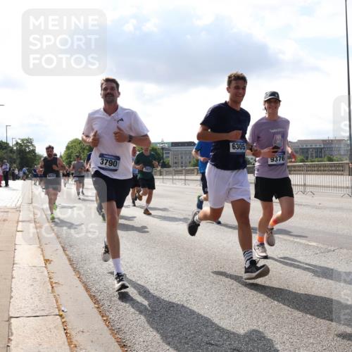 29.06.2025 - hella hamburg halbmarathon Lena Gebhardt http://msf.ph/oto/8310827 29.06.2025 09:47:07 Lombardsbrücke 6032, 3790, 7831, 6305, 9376, 1002, 1053, 1396, 1407, 1411, 1577, 1910, 1959, 2121, 2228, 2243, 2563, 2774, 2836, 3005, 3783, 3790, 3935, 4246, 4740, 5048, 5152, 5193, 5660, 5961, 6032, 6305, 6473, 6683, 6915, 7080, 7466, 7622, 7628, 7831, 7867, 7972, 8312, 8323, 8366, 9376, 9508, 9519, 10477, 10771, 10927, 11055, 11370, 11806, 11898, 12137, 12204, 12447, 12899, 13148, 13199, 13493, 13494, 13729, 13771, 13972, 13991, 14069, 14310, 14385 meine-sportfotos.de