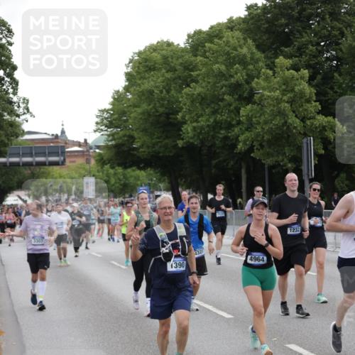 29.06.2025 - hella hamburg halbmarathon Jannik Wohlers http://msf.ph/oto/8310857 29.06.2025 10:38:29 Lombardsbrücke 56, 1232, 1390, 1451, 2524, 2534, 2693, 3307, 3745, 3927, 4257, 4320, 4964, 6062, 7263, 7849, 8367, 8583, 8747, 8783, 9455, 9708, 10072, 10554, 10604, 11059, 12028, 12072, 12722, 13060, 13922, 14557, 14558, 14856, 15755, 16181, 16346, 16388, 18050, 18504 meine-sportfotos.de