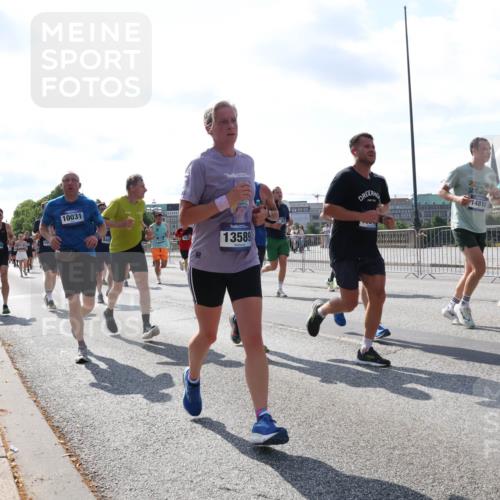 29.06.2025 - hella hamburg halbmarathon Lena Gebhardt http://msf.ph/oto/8310877 29.06.2025 09:59:49 Lombardsbrücke 18495, 18495, 10031, 13589, 14818, 135, 1006, 1125, 1264, 1319, 1334, 1366, 1595, 1642, 1834, 1914, 1955, 2099, 2282, 2348, 2364, 2391, 2432, 2582, 2584, 2630, 2676, 2677, 2910, 3279, 3668, 3836, 4013, 4231, 4426, 4772, 4796, 4837, 5015, 5134, 5277, 5299, 5341, 5465, 6174, 6201, 6202, 6414, 6415, 6416, 6462, 6581, 6587, 7037, 7833, 8330, 8520, 8542, 8652, 8846, 8929, 9142, 9488, 9903, 9907, 9922, 9984, 10020, 10031, 11039, 11568, 11844 meine-sportfotos.de
