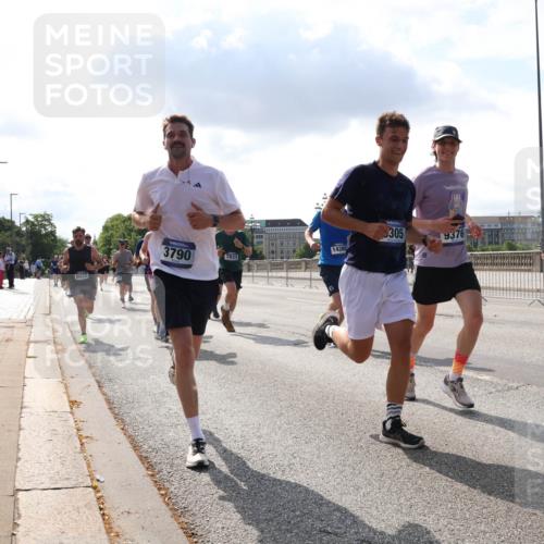29.06.2025 - hella hamburg halbmarathon Lena Gebhardt http://msf.ph/oto/8310878 29.06.2025 09:47:07 Lombardsbrücke 6032, 3790, 14388, 7831, 305, 9376, 1002, 1053, 1396, 1407, 1411, 1577, 1910, 1959, 2121, 2228, 2243, 2563, 2774, 2836, 3005, 3783, 3790, 3935, 4246, 4740, 5048, 5152, 5193, 5660, 5961, 6032, 6305, 6473, 6683, 6915, 7080, 7466, 7622, 7628, 7831, 7867, 7972, 8312, 8323, 8366, 9376, 9508, 9519, 10477, 10771, 10927, 11055, 11370, 11806, 11898, 12137, 12204, 12447, 12899, 13148, 13199, 13493, 13494, 13729, 13771, 13972, 13991, 14069, 14310, 14385 meine-sportfotos.de