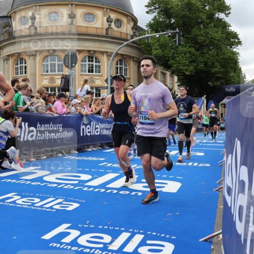 29.06.2025 - hella hamburg halbmarathon Strokosch-Dieckow http://msf.ph/oto/8310912 29.06.2025 10:56:59 Ziel 1485, 1955, 2282, 2759, 4261, 4299, 5033, 6835, 8669, 11043, 11143, 11212, 11638, 13691, 14408, 14588, 14678, 15097, 16470, 16620, 16909, 17617, 18208, 18719, 19091 meine-sportfotos.de