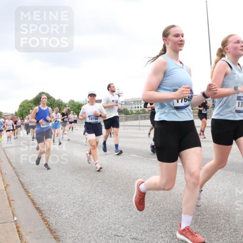 29.06.2025 - hella hamburg halbmarathon Lena Gebhardt http://msf.ph/oto/8310914 29.06.2025 10:56:28 Lombardsbrücke 15103, 18798, 17649, 1761, 9953, 1047, 1113, 1738, 1909, 2095, 2143, 2307, 2887, 2915, 2991, 3257, 3268, 3438, 3516, 3517, 3520, 3614, 3675, 3676, 3953, 3987, 4083, 4354, 4473, 4773, 4836, 5237, 5306, 5438, 5580, 5693, 5757, 5911, 5994, 6348, 6349, 6494, 6690, 6968, 7025, 7028, 7090, 7307, 7616, 7711, 8005, 8108, 8150, 8305, 8517, 8606, 8766, 8939, 8943, 9172, 9210, 9383, 9435, 9606, 9838, 9910, 9948, 9953, 10555, 10569, 10571, 10640, 10740, 10784, 10987 meine-sportfotos.de