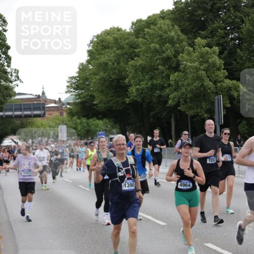 29.06.2025 - hella hamburg halbmarathon Jannik Wohlers http://msf.ph/oto/8310923 29.06.2025 10:38:29 Lombardsbrücke 56, 1232, 1390, 1451, 2524, 2534, 2693, 3307, 3745, 3927, 4257, 4320, 4964, 6062, 7263, 7849, 8367, 8583, 8747, 8783, 9455, 9708, 10072, 10554, 10604, 11059, 12028, 12072, 12722, 13060, 13922, 14557, 14558, 14856, 15755, 16181, 16346, 16388, 18050, 18504 meine-sportfotos.de