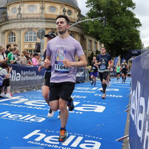 29.06.2025 - hella hamburg halbmarathon Strokosch-Dieckow http://msf.ph/oto/8310959 29.06.2025 10:56:59 Ziel 1485, 1955, 2282, 2759, 4261, 4299, 5033, 6835, 8669, 11043, 11143, 11212, 11638, 13691, 14408, 14588, 14678, 15097, 16470, 16620, 16909, 17617, 18208, 18719, 19091 meine-sportfotos.de