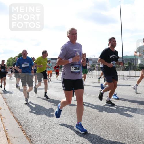 29.06.2025 - hella hamburg halbmarathon Lena Gebhardt http://msf.ph/oto/8310976 29.06.2025 09:59:49 Lombardsbrücke 18408, 18495, 10031, 13589, 153, 14818, 1006, 1125, 1264, 1319, 1334, 1366, 1595, 1642, 1834, 1914, 1955, 2099, 2282, 2348, 2364, 2391, 2432, 2582, 2584, 2630, 2676, 2677, 2910, 3279, 3668, 3836, 4013, 4231, 4426, 4772, 4796, 4837, 5015, 5134, 5277, 5299, 5341, 5465, 6174, 6201, 6202, 6414, 6415, 6416, 6462, 6581, 6587, 7037, 7833, 8330, 8520, 8542, 8652, 8846, 8929, 9142, 9488, 9903, 9907, 9922, 9984, 10020, 10031, 11039, 11568, 11844 meine-sportfotos.de