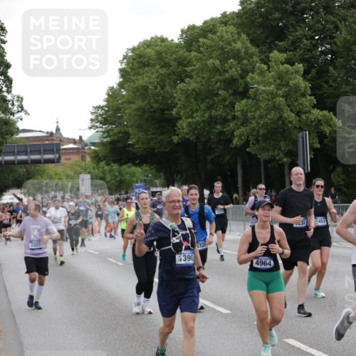 29.06.2025 - hella hamburg halbmarathon Jannik Wohlers http://msf.ph/oto/8310994 29.06.2025 10:38:29 Lombardsbrücke 56, 1232, 1390, 1451, 2524, 2534, 2693, 3307, 3745, 3927, 4257, 4320, 4964, 6062, 7263, 7849, 8367, 8583, 8747, 8783, 9455, 9708, 10072, 10554, 10604, 11059, 12028, 12072, 12722, 13060, 13922, 14557, 14558, 14856, 15755, 16181, 16346, 16388, 18050, 18504 meine-sportfotos.de