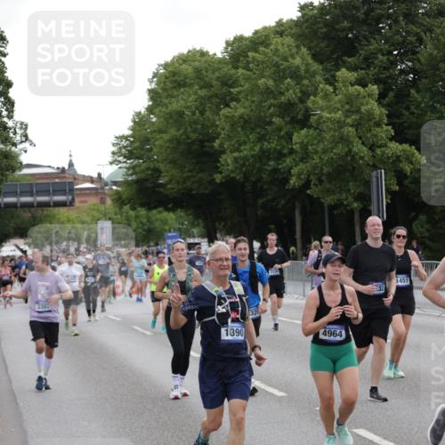 29.06.2025 - hella hamburg halbmarathon Jannik Wohlers http://msf.ph/oto/8311027 29.06.2025 10:38:29 Lombardsbrücke 56, 1232, 1390, 1451, 2524, 2534, 2693, 3307, 3745, 3927, 4257, 4320, 4964, 6062, 7263, 7849, 8367, 8583, 8747, 8783, 9455, 9708, 10072, 10554, 10604, 11059, 12028, 12072, 12722, 13060, 13922, 14557, 14558, 14856, 15755, 16181, 16346, 16388, 18050, 18504 meine-sportfotos.de