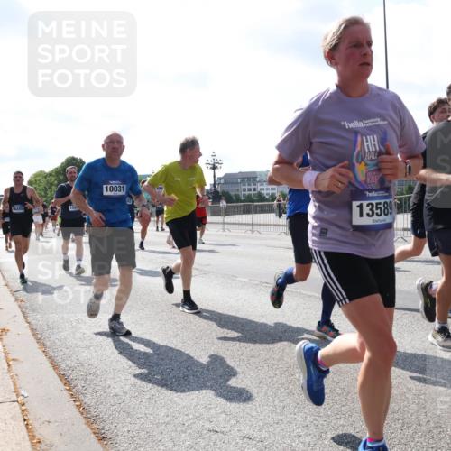 29.06.2025 - hella hamburg halbmarathon Lena Gebhardt http://msf.ph/oto/8311099 29.06.2025 09:59:50 Lombardsbrücke 18495, 10031, 13589, 534, 1006, 1125, 1264, 1319, 1334, 1366, 1595, 1642, 1834, 1914, 1955, 2099, 2282, 2348, 2364, 2391, 2432, 2447, 2582, 2584, 2630, 2676, 2677, 2910, 3279, 3668, 3836, 4013, 4231, 4426, 4632, 4772, 4796, 4837, 5015, 5134, 5277, 5299, 5341, 5465, 6174, 6201, 6202, 6414, 6415, 6462, 6581, 6587, 7833, 8330, 8520, 8542, 8652, 8846, 8929, 9142, 9488, 9903, 9907, 9922, 9984, 10020, 10031, 11039, 11568, 11844 meine-sportfotos.de