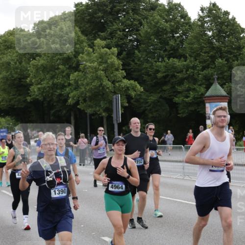 29.06.2025 - hella hamburg halbmarathon Jannik Wohlers http://msf.ph/oto/8311100 29.06.2025 10:38:29 Lombardsbrücke 56, 1232, 1390, 1451, 2524, 2534, 2693, 3307, 3745, 3927, 4257, 4320, 4964, 6062, 7263, 7849, 8367, 8583, 8747, 8783, 9455, 9708, 10072, 10554, 10604, 11059, 12028, 12072, 12722, 13060, 13922, 14557, 14558, 14856, 15755, 16181, 16346, 16388, 18050, 18504 meine-sportfotos.de