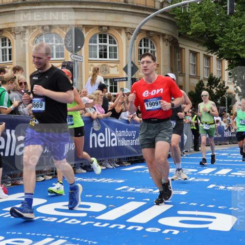 29.06.2025 - hella hamburg halbmarathon Strokosch-Dieckow http://msf.ph/oto/8311135 29.06.2025 10:57:01 Ziel 1485, 2282, 2759, 4261, 4299, 5033, 8669, 11043, 11143, 11212, 11638, 13691, 14408, 14588, 14678, 15097, 15726, 16470, 16620, 16909, 17617, 18208, 18719, 19091 meine-sportfotos.de