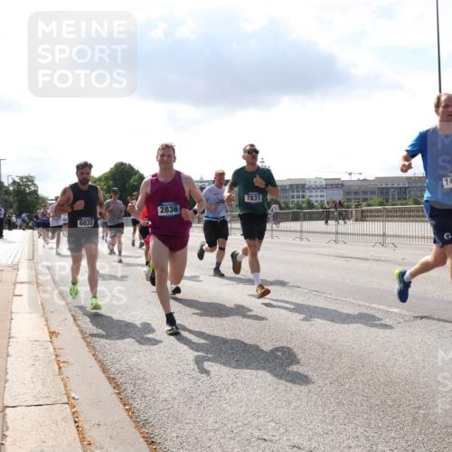 29.06.2025 - hella hamburg halbmarathon Lena Gebhardt http://msf.ph/oto/8311137 29.06.2025 09:47:08 Lombardsbrücke 7831, 2836, 6032, 14388, 1002, 1053, 1396, 1407, 1411, 1577, 1910, 1959, 2121, 2228, 2243, 2563, 2774, 2836, 3005, 3783, 3790, 3935, 4246, 4740, 5048, 5152, 5193, 5660, 5961, 6032, 6305, 6473, 6683, 6915, 7080, 7466, 7622, 7628, 7831, 7867, 7972, 8312, 8323, 8366, 9376, 9508, 9519, 10477, 10771, 10927, 11055, 11370, 11806, 11898, 12137, 12204, 12447, 12899, 13148, 13199, 13493, 13494, 13729, 13771, 13972, 13991, 14069, 14310, 14385 meine-sportfotos.de