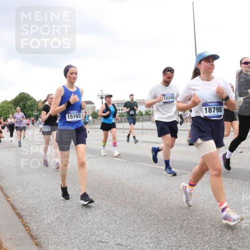 29.06.2025 - hella hamburg halbmarathon Lena Gebhardt http://msf.ph/oto/8311166 29.06.2025 10:56:29 Lombardsbrücke 1113, 15103, 12295, 18798, 1047, 1113, 1738, 1909, 2095, 2143, 2307, 2887, 2915, 2991, 3257, 3268, 3438, 3516, 3517, 3520, 3614, 3675, 3676, 3953, 3987, 4083, 4094, 4118, 4354, 4773, 4836, 5237, 5438, 5580, 5693, 5757, 5911, 5994, 6348, 6349, 6494, 6690, 6968, 7025, 7028, 7090, 7307, 7616, 7711, 8005, 8108, 8150, 8305, 8517, 8606, 8766, 8939, 8943, 9172, 9210, 9383, 9435, 9606, 9838, 9910, 9948, 9953, 10555, 10569, 10571, 10640, 10740, 10784, 10987 meine-sportfotos.de