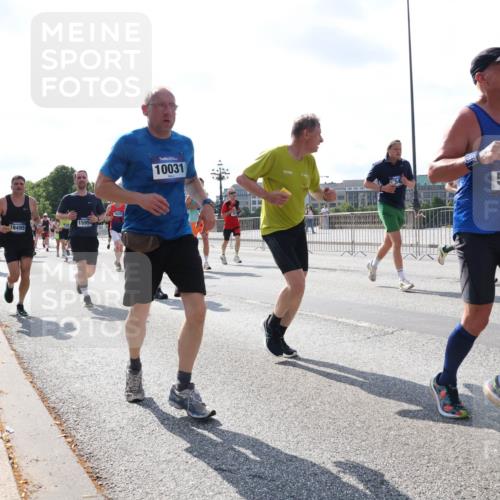 29.06.2025 - hella hamburg halbmarathon Lena Gebhardt http://msf.ph/oto/8311265 29.06.2025 09:59:50 Lombardsbrücke 18495, 15954, 1834, 10031, 5277, 1006, 1125, 1264, 1319, 1334, 1366, 1595, 1642, 1834, 1914, 1955, 2099, 2282, 2348, 2364, 2391, 2432, 2447, 2582, 2584, 2630, 2676, 2677, 2910, 3279, 3668, 3836, 4013, 4231, 4426, 4632, 4772, 4796, 4837, 5015, 5134, 5277, 5299, 5341, 5465, 6174, 6201, 6202, 6414, 6415, 6462, 6581, 6587, 7833, 8330, 8520, 8542, 8652, 8846, 8929, 9142, 9488, 9903, 9907, 9922, 9984, 10020, 10031, 11039, 11568, 11844 meine-sportfotos.de
