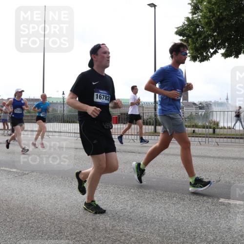 29.06.2025 - hella hamburg halbmarathon Lena Gebhardt http://msf.ph/oto/8311275 29.06.2025 10:37:18 Lombardsbrücke 14202, 12103, 16782, 1022, 1118, 1253, 1276, 1337, 1339, 1488, 1490, 1597, 1819, 1952, 1954, 2016, 2031, 2072, 2104, 2272, 2480, 2486, 2552, 2640, 3127, 3165, 3633, 3714, 3873, 3895, 4097, 4347, 4733, 5146, 5171, 5186, 5224, 5538, 5560, 5640, 5786, 5790, 5940, 6172, 6359, 6584, 6804, 6821, 6955, 7085, 7124, 7202, 7235, 7544, 7707, 7773, 7777, 7823, 8007, 8257, 8258, 8315, 8758, 8811, 8843, 8936, 8937, 9054, 9055, 9524, 12123 meine-sportfotos.de