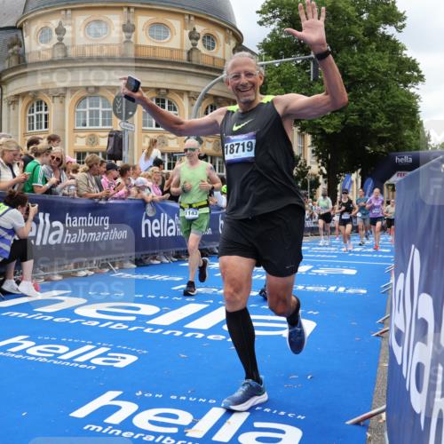 29.06.2025 - hella hamburg halbmarathon Strokosch-Dieckow http://msf.ph/oto/8311292 29.06.2025 10:57:03 Ziel 1485, 4261, 4299, 5033, 8669, 11043, 11143, 11212, 11638, 13691, 14139, 14408, 14588, 14678, 15726, 16470, 16909, 17617, 18208, 18719, 19091 meine-sportfotos.de
