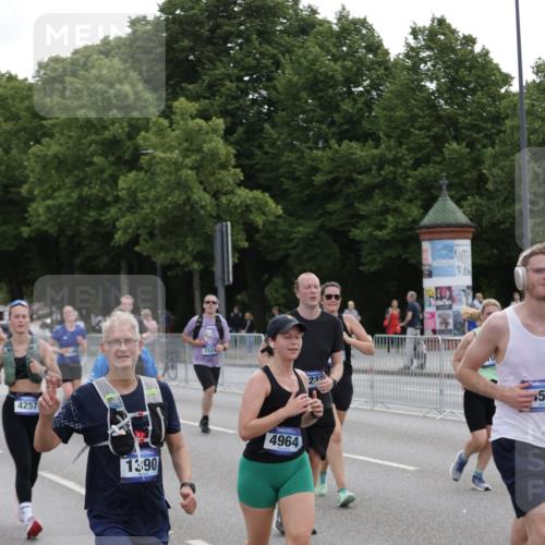 29.06.2025 - hella hamburg halbmarathon Jannik Wohlers http://msf.ph/oto/8311326 29.06.2025 10:38:30 Lombardsbrücke 56, 1232, 1390, 1451, 2524, 2534, 2693, 3307, 3745, 3927, 4257, 4320, 4410, 4964, 6062, 7263, 7849, 8367, 8583, 8747, 8783, 9455, 9708, 10072, 10554, 10604, 11059, 12028, 12072, 12722, 13060, 13922, 14557, 14558, 14856, 15755, 16181, 16346, 16388, 18050, 18504 meine-sportfotos.de
