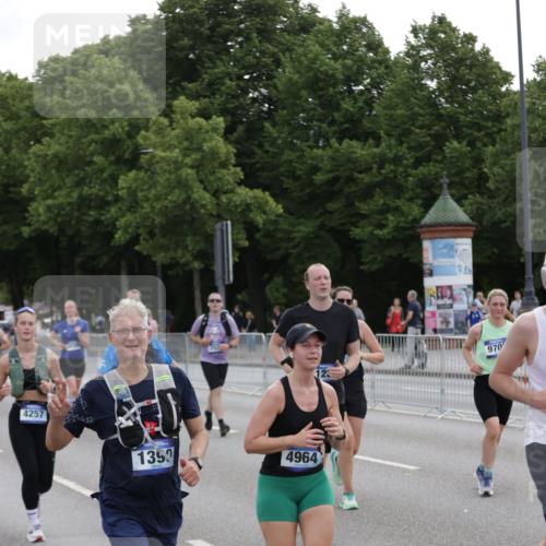 29.06.2025 - hella hamburg halbmarathon Jannik Wohlers http://msf.ph/oto/8311391 29.06.2025 10:38:30 Lombardsbrücke 56, 1232, 1390, 1451, 2524, 2534, 2693, 3307, 3745, 3927, 4257, 4320, 4410, 4964, 6062, 7263, 7849, 8367, 8583, 8747, 8783, 9455, 9708, 10072, 10554, 10604, 11059, 12028, 12072, 12722, 13060, 13922, 14557, 14558, 14856, 15755, 16181, 16346, 16388, 18050, 18504 meine-sportfotos.de