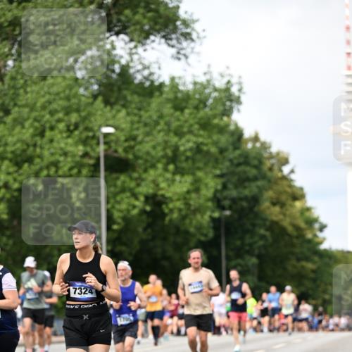 29.06.2025 - hella hamburg halbmarathon Dr. Thomas Lammeyer http://msf.ph/oto/8311411 29.06.2025 10:38:28 Kennedybrücke 1025, 1705, 1764, 1787, 2038, 2276, 2464, 2496, 2510, 2511, 2933, 3145, 3829, 4445, 4479, 4540, 4942, 5096, 5566, 5569, 5609, 5691, 6034, 6105, 6109, 6574, 6718, 6727, 6843, 7324, 7329, 7644, 8202, 8282, 9094, 9514, 10007, 10071, 10561, 10564, 10674, 11122, 11245, 11338, 11432 meine-sportfotos.de