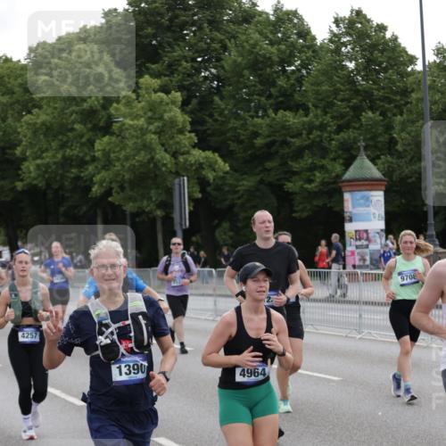 29.06.2025 - hella hamburg halbmarathon Jannik Wohlers http://msf.ph/oto/8311423 29.06.2025 10:38:30 Lombardsbrücke 56, 1232, 1390, 1451, 2524, 2534, 2693, 3307, 3745, 3927, 4257, 4320, 4410, 4964, 6062, 7263, 7849, 8367, 8583, 8747, 8783, 9455, 9708, 10072, 10554, 10604, 11059, 12028, 12072, 12722, 13060, 13922, 14557, 14558, 14856, 15755, 16181, 16346, 16388, 18050, 18504 meine-sportfotos.de