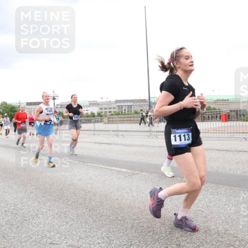 29.06.2025 - hella hamburg halbmarathon Lena Gebhardt http://msf.ph/oto/8311438 29.06.2025 10:56:31 Lombardsbrücke 18247, 2915, 5580, 9383, 1113, 1047, 1113, 1738, 1909, 2095, 2143, 2307, 2887, 2915, 2991, 3257, 3418, 3438, 3516, 3517, 3520, 3614, 3675, 3676, 3953, 3987, 4083, 4094, 4118, 4354, 4773, 4836, 5237, 5438, 5580, 5693, 5757, 5911, 5944, 6348, 6349, 6690, 6968, 7025, 7028, 7090, 7307, 7711, 8005, 8108, 8150, 8305, 8517, 8606, 8766, 8939, 8943, 9172, 9210, 9383, 9435, 9606, 9910, 9948, 9953, 10555, 10569, 10571, 10740, 10784, 10987 meine-sportfotos.de