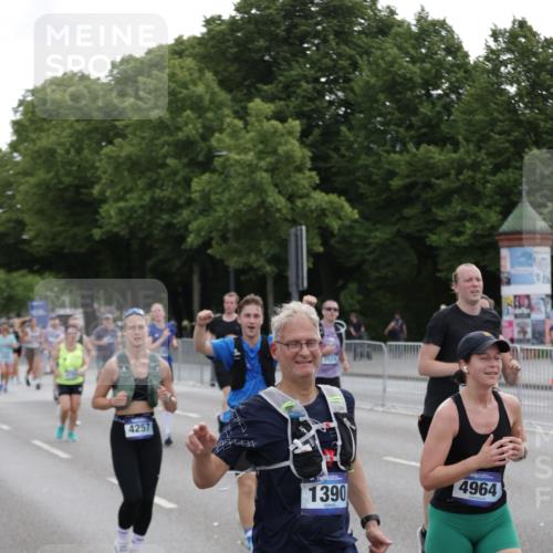29.06.2025 - hella hamburg halbmarathon Jannik Wohlers http://msf.ph/oto/8311511 29.06.2025 10:38:30 Lombardsbrücke 56, 1232, 1390, 1451, 2524, 2534, 2693, 3307, 3745, 3927, 4257, 4320, 4410, 4964, 6062, 7263, 7849, 8367, 8583, 8747, 8783, 9455, 9708, 10072, 10554, 10604, 11059, 12028, 12072, 12722, 13060, 13922, 14557, 14558, 14856, 15755, 16181, 16346, 16388, 18050, 18504 meine-sportfotos.de
