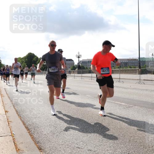 29.06.2025 - hella hamburg halbmarathon Lena Gebhardt http://msf.ph/oto/8311517 29.06.2025 09:47:10 Lombardsbrücke 1407, 16177, 1002, 1053, 1396, 1407, 1411, 1577, 1910, 1959, 2121, 2228, 2243, 2563, 2774, 2836, 3005, 3783, 3790, 3935, 4246, 4740, 5152, 5193, 5660, 5961, 6032, 6305, 6473, 6915, 7080, 7466, 7622, 7628, 7831, 7867, 7972, 8312, 8323, 8366, 9171, 9376, 9508, 9519, 10477, 10771, 10927, 11055, 11370, 11806, 11898, 12137, 12204, 12899, 13148, 13199, 13493, 13494, 13729, 13771, 13972, 13991, 14069, 14310, 14385 meine-sportfotos.de