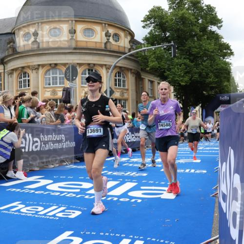 29.06.2025 - hella hamburg halbmarathon Strokosch-Dieckow http://msf.ph/oto/8311529 29.06.2025 10:57:07 Ziel 1387, 1485, 1877, 4167, 4261, 4299, 4940, 9577, 9884, 11143, 11590, 11612, 13691, 13750, 14139, 14408, 14588, 15110, 15664, 15726, 16909, 17617, 17660, 17993, 18208, 18719, 19091, 19184 meine-sportfotos.de