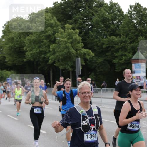 29.06.2025 - hella hamburg halbmarathon Jannik Wohlers http://msf.ph/oto/8311546 29.06.2025 10:38:30 Lombardsbrücke 56, 1232, 1390, 1451, 2524, 2534, 2693, 3307, 3745, 3927, 4257, 4320, 4410, 4964, 6062, 7263, 7849, 8367, 8583, 8747, 8783, 9455, 9708, 10072, 10554, 10604, 11059, 12028, 12072, 12722, 13060, 13922, 14557, 14558, 14856, 15755, 16181, 16346, 16388, 18050, 18504 meine-sportfotos.de