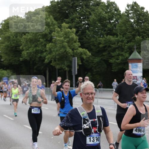 29.06.2025 - hella hamburg halbmarathon Jannik Wohlers http://msf.ph/oto/8311620 29.06.2025 10:38:30 Lombardsbrücke 56, 1232, 1390, 1451, 2524, 2534, 2693, 3307, 3745, 3927, 4257, 4320, 4410, 4964, 6062, 7263, 7849, 8367, 8583, 8747, 8783, 9455, 9708, 10072, 10554, 10604, 11059, 12028, 12072, 12722, 13060, 13922, 14557, 14558, 14856, 15755, 16181, 16346, 16388, 18050, 18504 meine-sportfotos.de