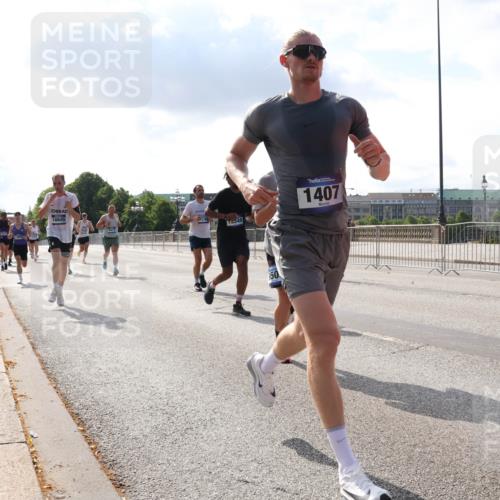 29.06.2025 - hella hamburg halbmarathon Lena Gebhardt http://msf.ph/oto/8311642 29.06.2025 09:47:11 Lombardsbrücke 16645, 15348, 1407, 50, 1002, 1053, 1396, 1407, 1411, 1577, 1910, 1959, 2121, 2228, 2563, 2774, 2836, 3005, 3783, 3790, 3935, 4246, 4740, 5193, 5660, 5961, 6032, 6305, 6473, 6915, 7080, 7466, 7622, 7831, 7867, 7972, 8323, 8366, 9171, 9376, 9508, 9519, 10477, 10771, 10927, 11055, 11370, 11806, 11898, 12137, 12204, 12899, 13148, 13199, 13493, 13494, 13729, 13771, 13972, 13991, 14069, 14385, 14459 meine-sportfotos.de