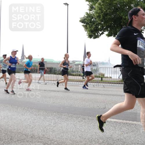 29.06.2025 - hella hamburg halbmarathon Lena Gebhardt http://msf.ph/oto/8311691 29.06.2025 10:37:18 Lombardsbrücke 1420, 17687, 19018, 12103, 16782, 1022, 1118, 1253, 1276, 1337, 1339, 1488, 1490, 1597, 1819, 1952, 1954, 2016, 2031, 2072, 2104, 2272, 2480, 2486, 2552, 2640, 3127, 3165, 3633, 3714, 3873, 3895, 4097, 4347, 4733, 5146, 5171, 5186, 5224, 5538, 5560, 5640, 5786, 5790, 5940, 6172, 6359, 6584, 6804, 6821, 6955, 7085, 7124, 7202, 7235, 7544, 7707, 7773, 7777, 7823, 8007, 8257, 8258, 8315, 8758, 8811, 8843, 8936, 8937, 9054, 9055, 9524, 12123 meine-sportfotos.de